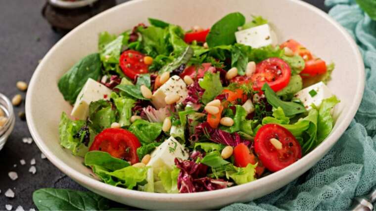 Salada na Dieta Cetogênica: Dicas e Receitas para Aproveitar o Prato